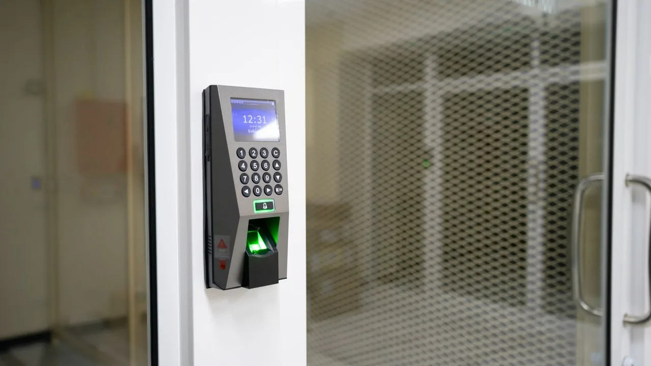 Un lecteur d'empreintes digitales fixé au mur d'un couloir de bureau