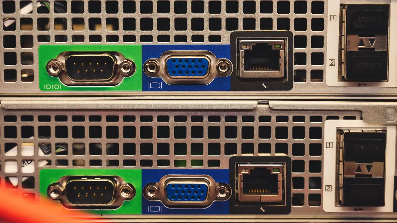 Gros plan sur les ports Ethernet, série et VGA à l'arrière d'un serveur en rack