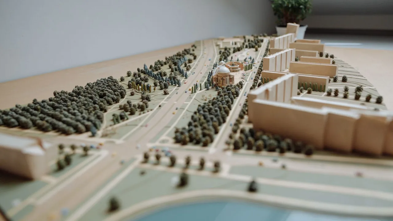Maquette d'aménagement urbain avec parc, avenues et immeubles en bois clair posée sur une grande table