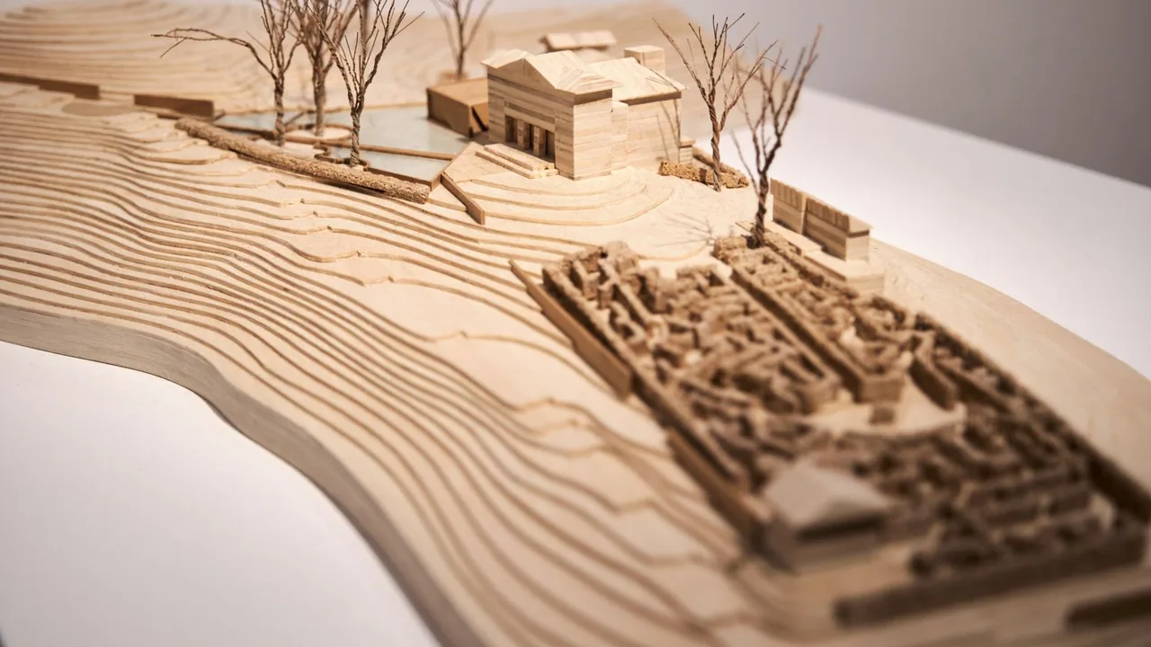 Maquette architecturale en bois d'un terrain en courbes de niveau avec un bâtiment et des arbres