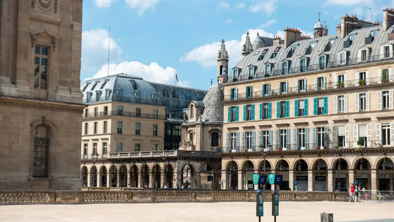 Rue d'un quartier historique de Paris, immeubles haussmanniens à arcades et ciel dégagé