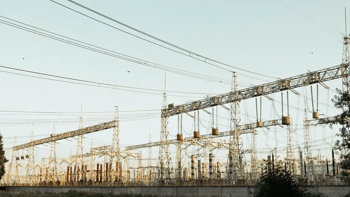 Poste électrique à haute tension et lignes aériennes vus de loin