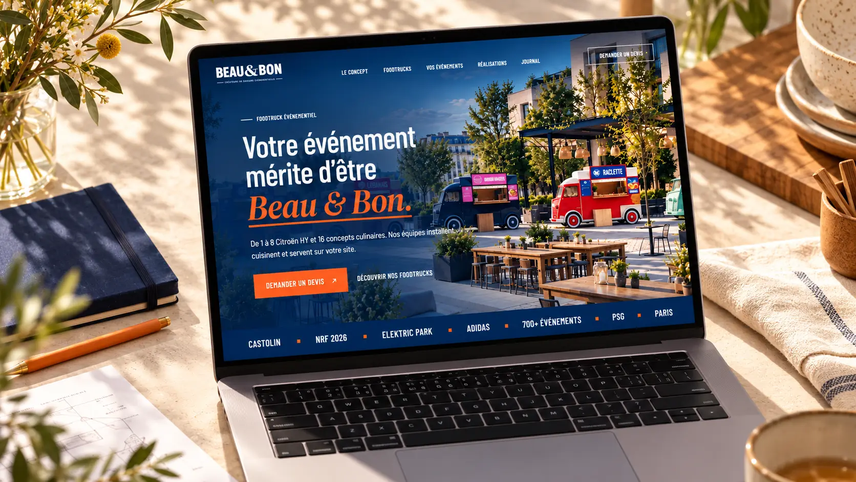 Maquette de l'accueil du site Beau & Bon sur un ordinateur portable posé sur une table : titre « Votre événement mérite d'être Beau & Bon. », bouton « Demander un devis », Citroën HY en terrasse