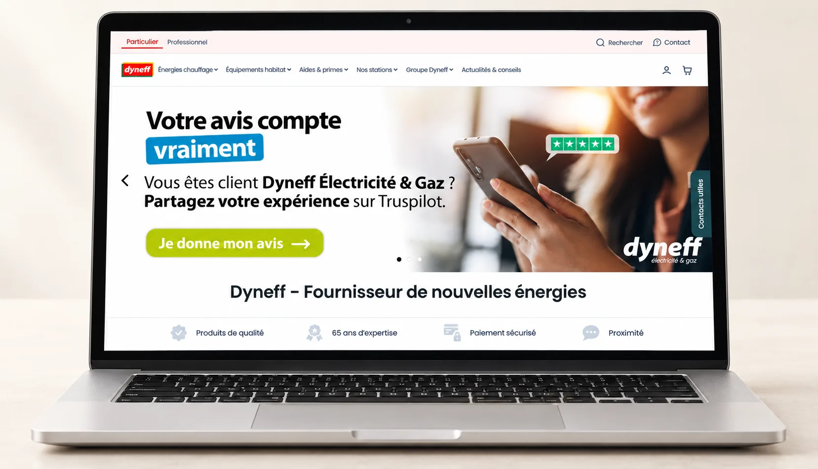 Maquette de l'accueil du site de Dyneff sur un ordinateur portable : onglets « Particulier » et « Professionnel », menu des énergies de chauffage, bandeau « Votre avis compte vraiment » et engagements « Produits de qualité », « 65 ans d'expertise », « Paiement sécurisé » et « Proximité »