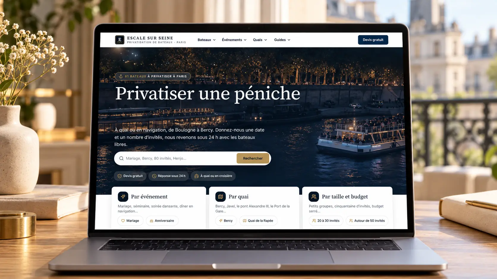 Maquette de l'accueil du site Escale sur Seine sur un ordinateur portable : titre « Privatiser une péniche », barre de recherche, badges « Devis gratuit » et « Réponse sous 24 h », trois cartes de recherche