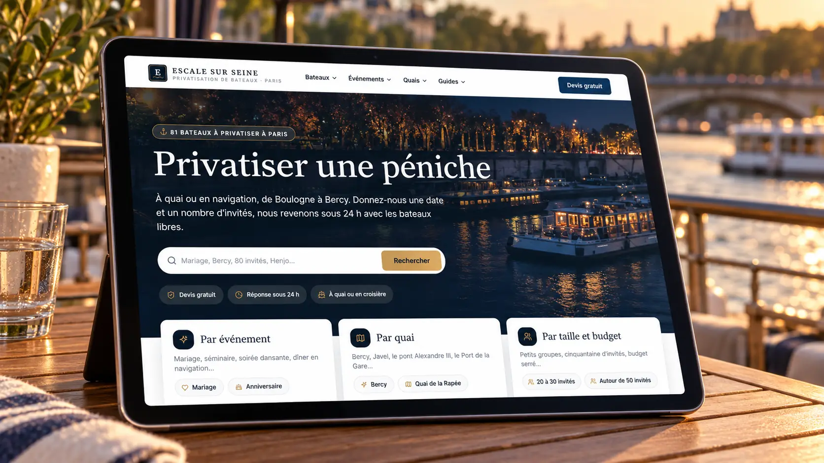 Le site Escale sur Seine sur une tablette posée sur une terrasse au bord de la Seine