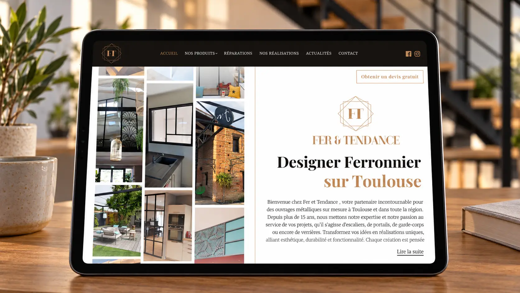 Le site Fer & Tendance sur une tablette posée sur une table en bois, devant un escalier métallique