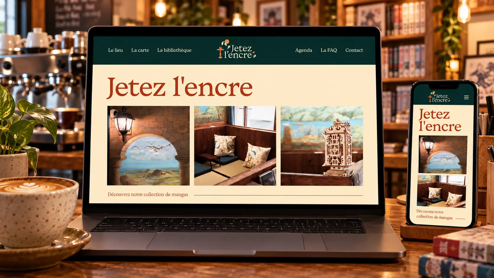 Maquette de l'accueil du site Jetez l'encre sur un ordinateur portable et un téléphone, posés sur le comptoir d'un café : le titre « Jetez l'encre », trois photos du lieu et le lien « Découvrez notre collection de mangas »