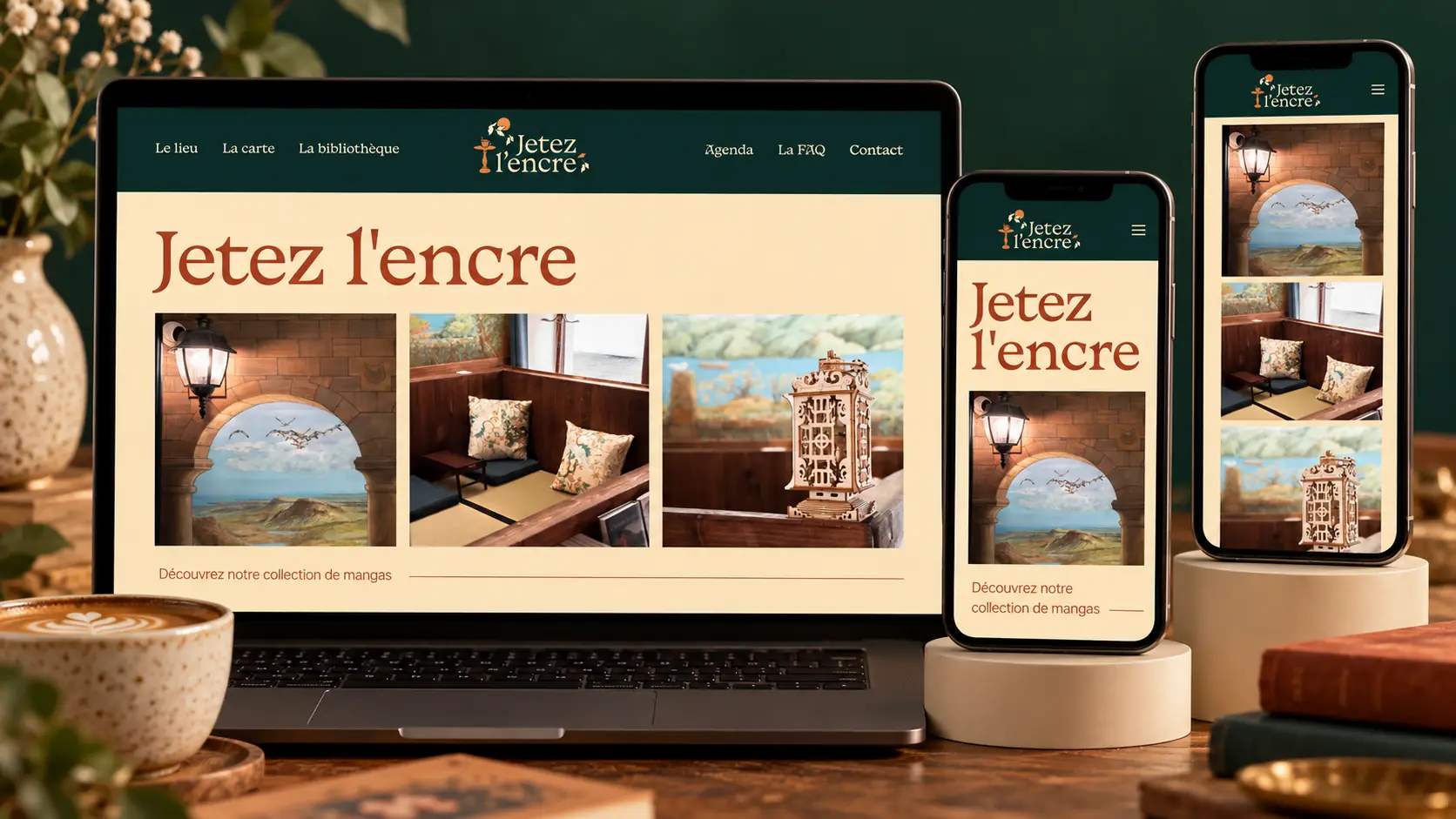 Le site Jetez l'encre sur un ordinateur portable et deux téléphones, devant un mur vert