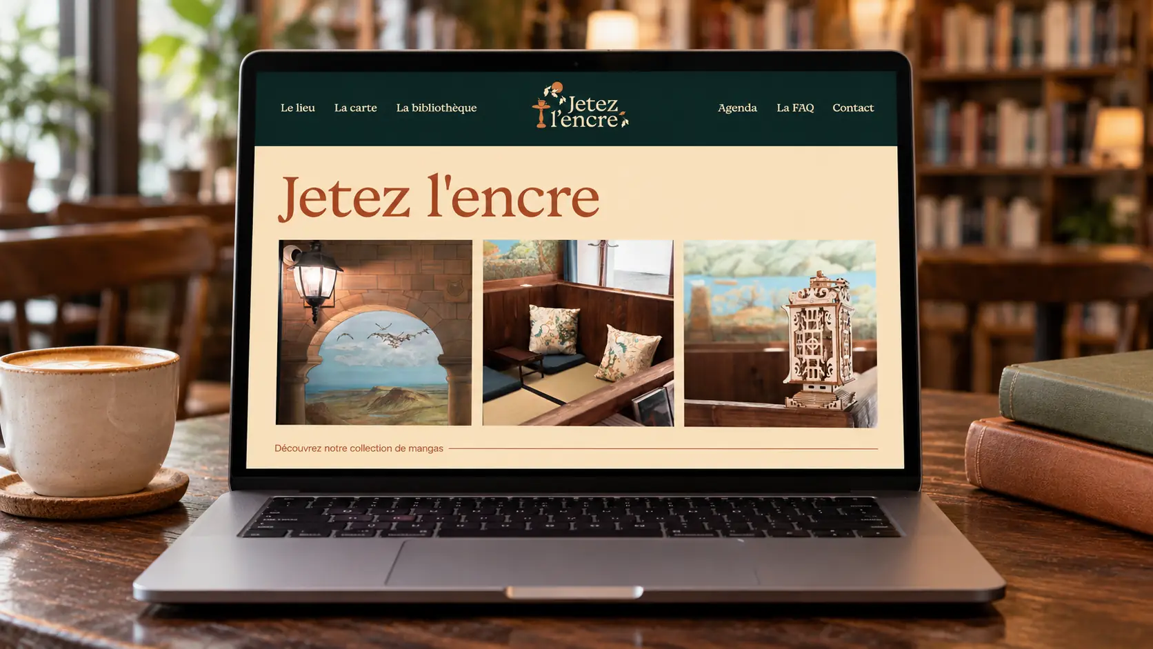 Le site Jetez l'encre sur un ordinateur portable posé sur une table en bois, devant des rayonnages de livres