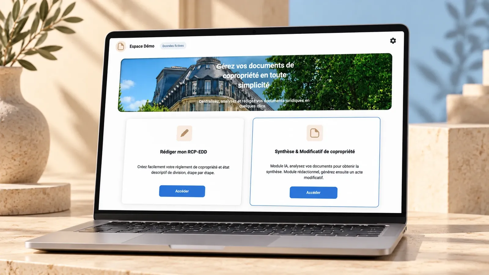Mockup d'un ordinateur portable affichant l'accueil de Legallys : bandeau « Gérez vos documents de copropriété en toute simplicité » et deux accès, « Rédiger mon RCP-EDD » et « Synthèse et modificatif de copropriété »