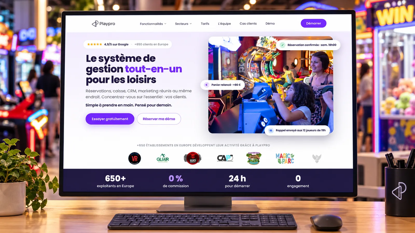 Maquette de l'accueil de PlayPro sur un écran d'ordinateur : « Le système de gestion tout-en-un pour les loisirs », boutons « Essayer gratuitement » et « Réserver ma démo », 4,9/5 sur Google et plus de 650 clients en Europe, chiffres clés 650+ exploitants, 0 % de commission, 24 h pour démarrer, 0 engagement