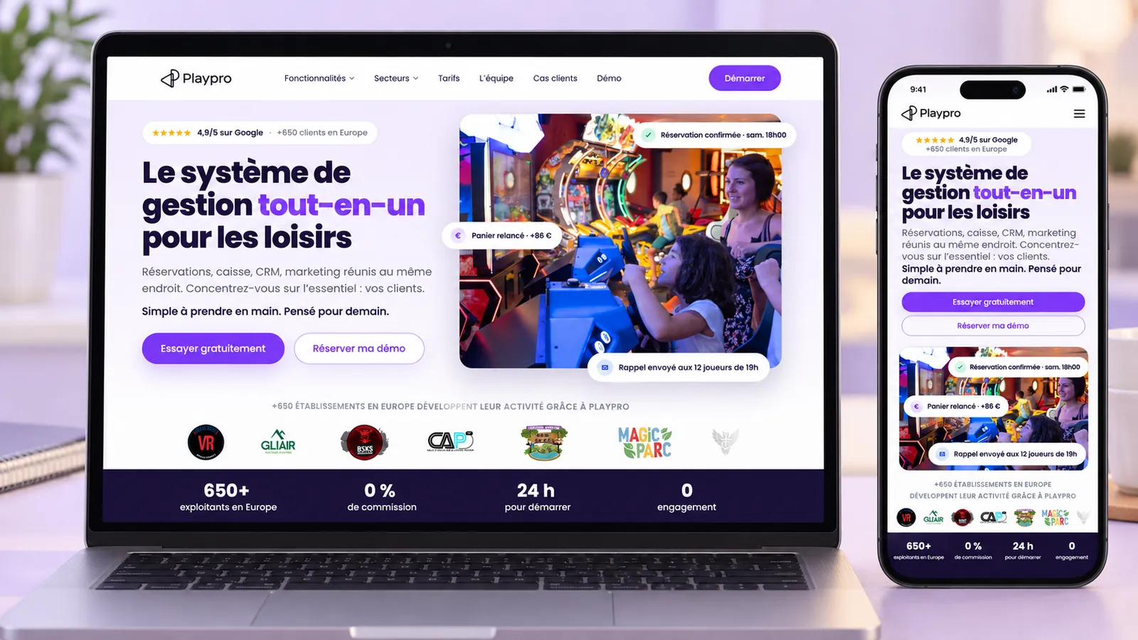 Maquette de l'accueil de PlayPro sur ordinateur portable et sur smartphone : « Le système de gestion tout-en-un pour les loisirs », réservation confirmée, panier relancé, rappel aux joueurs, logos d'établissements clients et chiffres clés