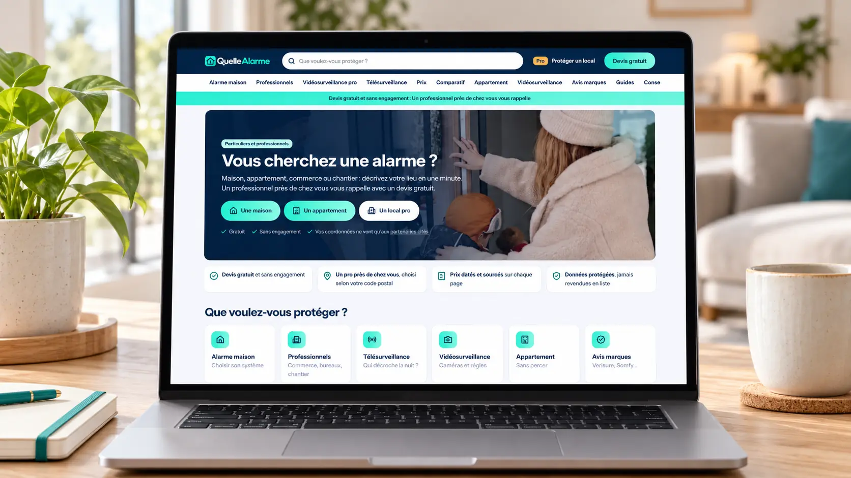 Maquette de l'accueil du site QuelleAlarme sur un ordinateur portable : titre « Vous cherchez une alarme ? », boutons « Une maison », « Un appartement » et « Un local pro », rubrique « Que voulez-vous protéger ? »