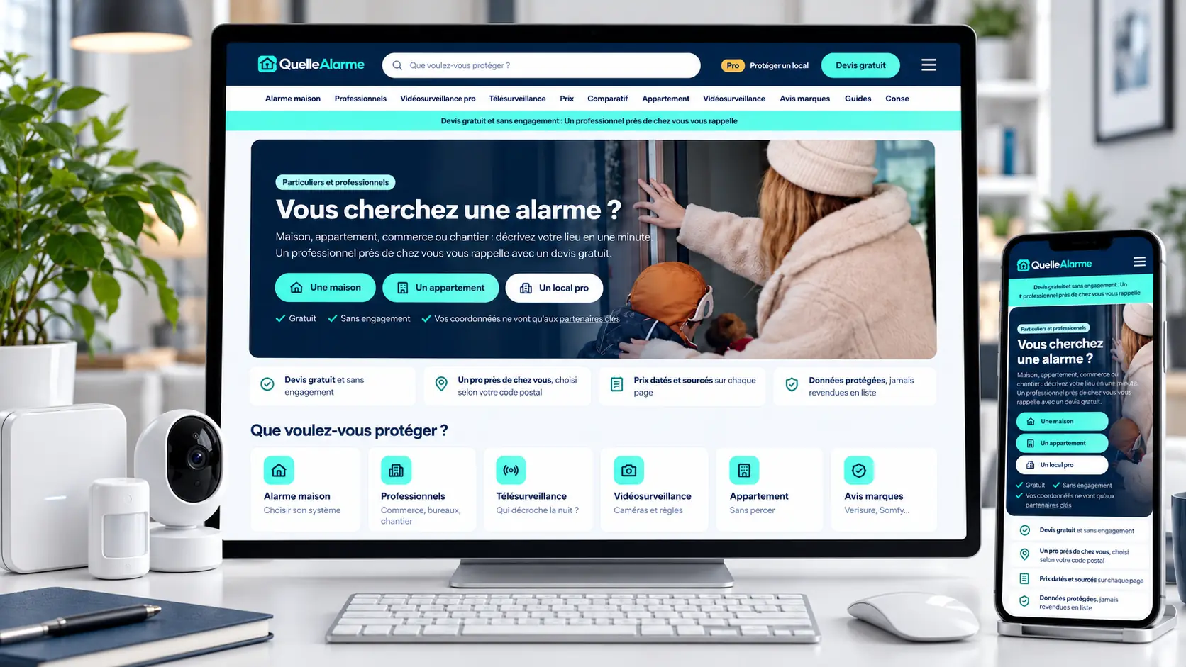 Le site QuelleAlarme sur un écran de bureau, à côté d'une caméra de surveillance et d'un détecteur posés sur le bureau