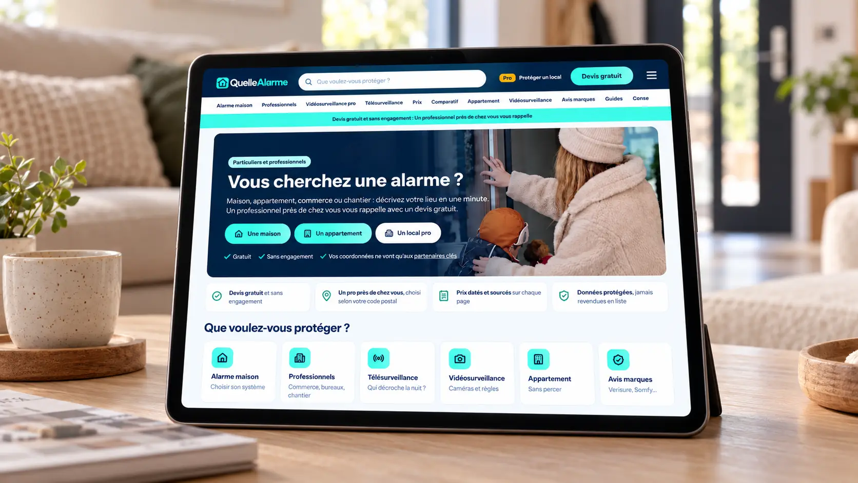 Le site QuelleAlarme sur une tablette posée sur la table basse d'un salon familial