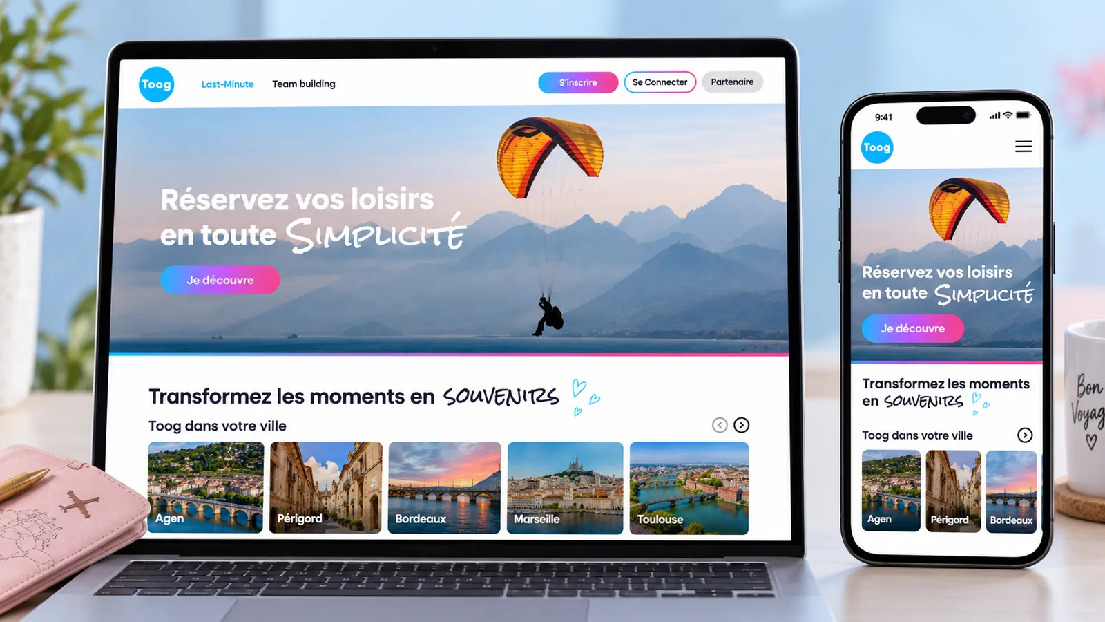 Maquette de l'accueil de Toog sur ordinateur portable et sur smartphone : photo d'un parapente, titre « Réservez vos loisirs en toute Simplicité », « Transformez les moments en souvenirs » et carrousel des villes