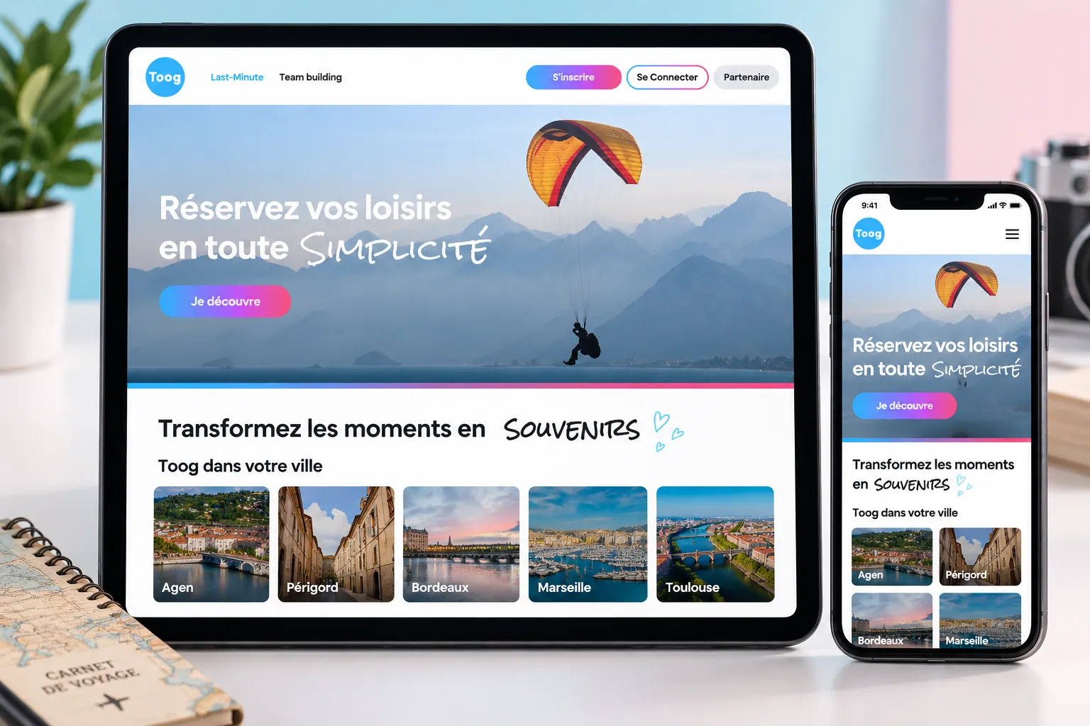 Maquette de l'accueil de Toog sur tablette et sur smartphone : photo d'un parapente, « Réservez vos loisirs en toute Simplicité », « Transformez les moments en souvenirs » et vignettes des villes Agen, Périgord, Bordeaux, Marseille, Toulouse
