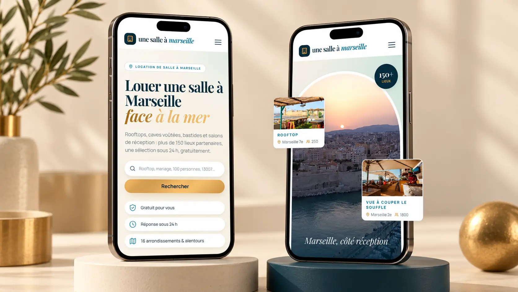 Deux téléphones affichant le site Une salle à Marseille : la recherche et ses repères à gauche, la photo du Vieux-Port et les cartes de lieux à droite