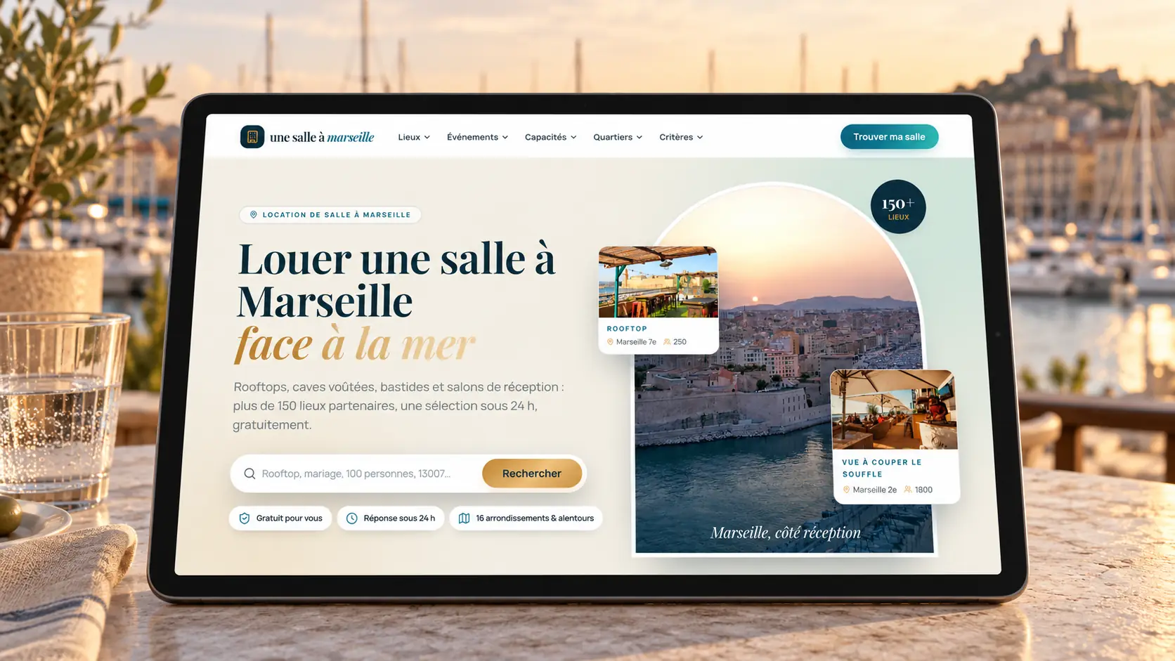 Le site Une salle à Marseille sur une tablette posée en terrasse face au Vieux-Port