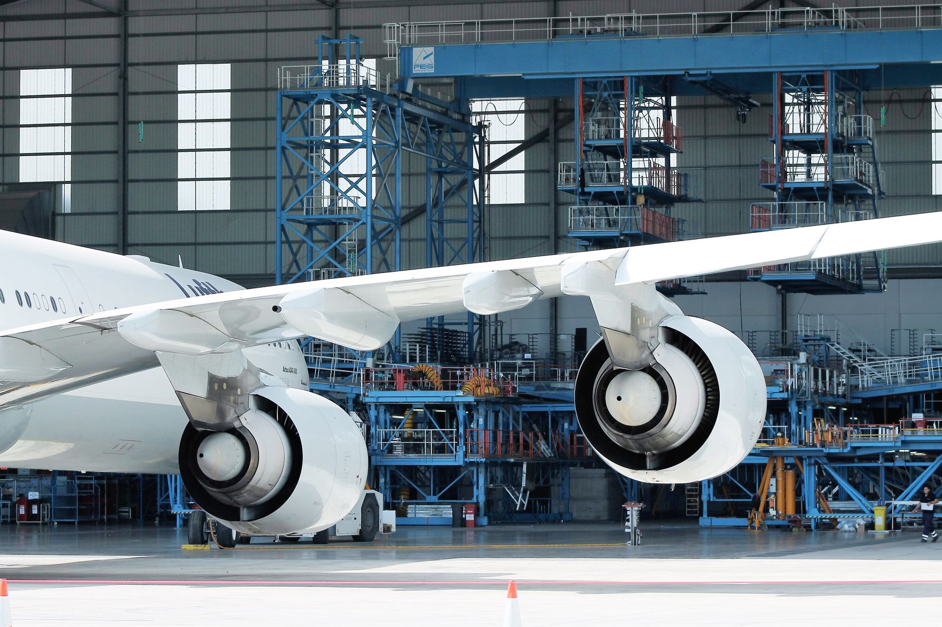 Réacteurs et aile d'un avion moderne en hangar de maintenance