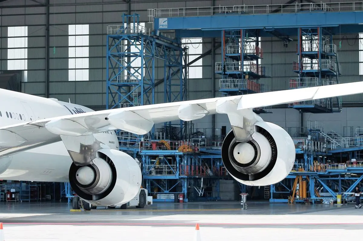 Réacteurs et aile d'un avion moderne en hangar de maintenance
