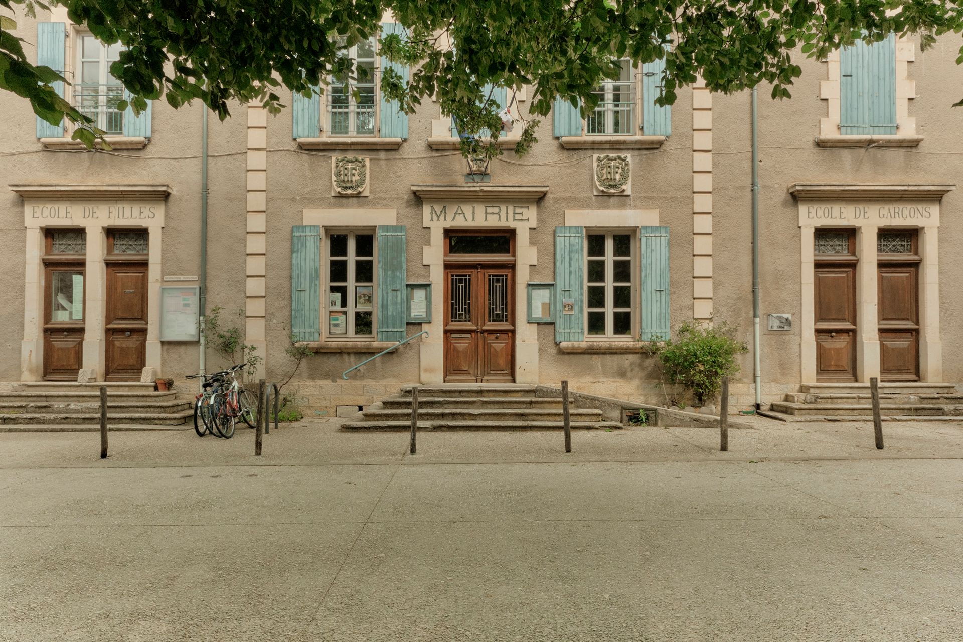 Façade d'une mairie française traditionnelle en été