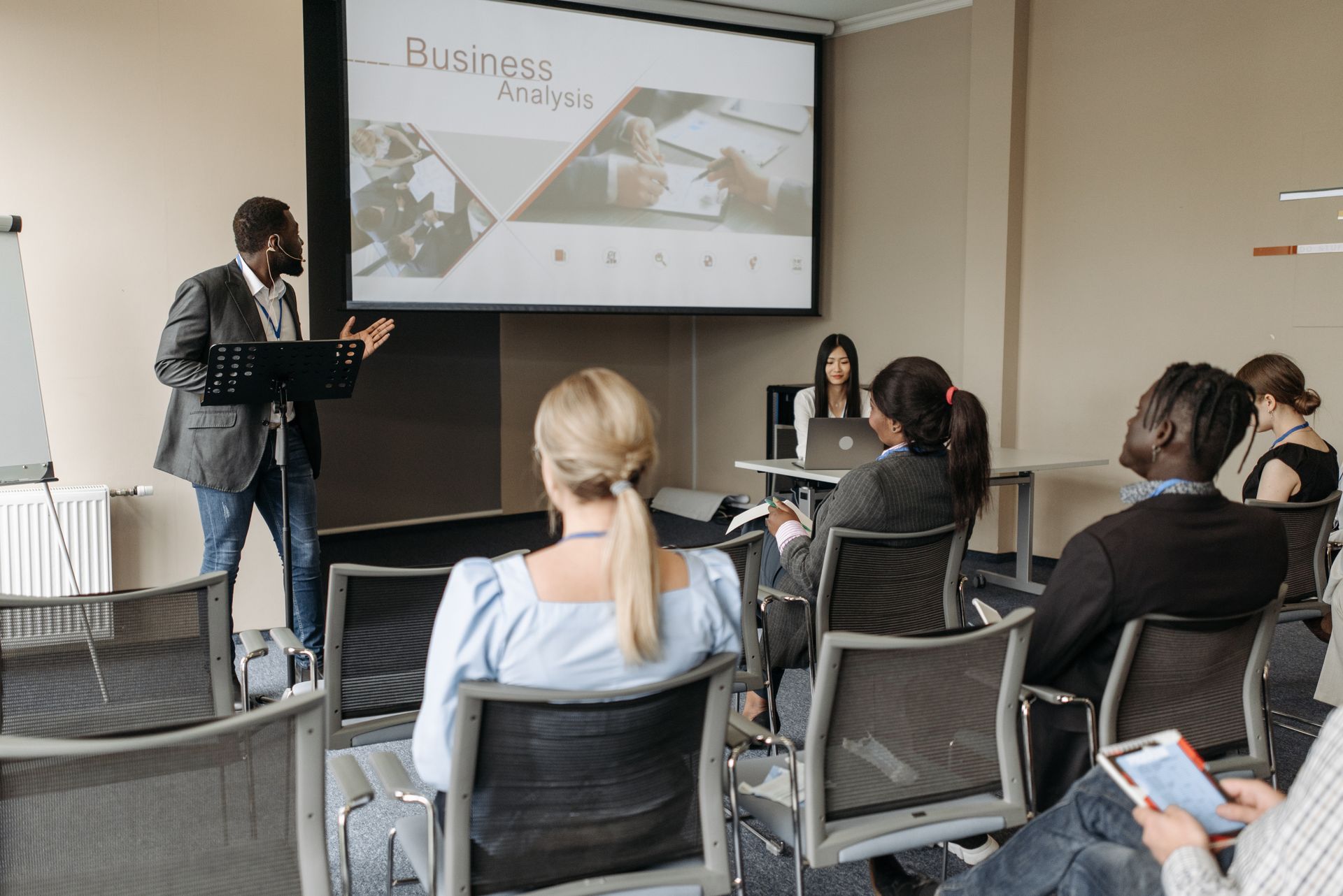 Groupe de professionnels lors d'une session de formation en entreprise