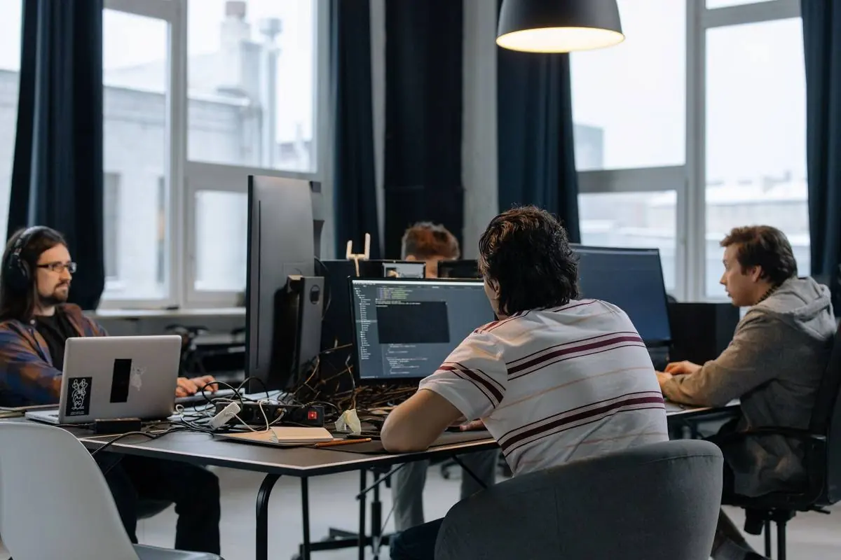 Équipe de développeurs travaillant ensemble dans un bureau moderne