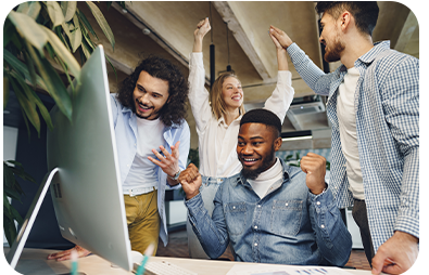 Un groupe de personnes debout autour d'un ordinateur